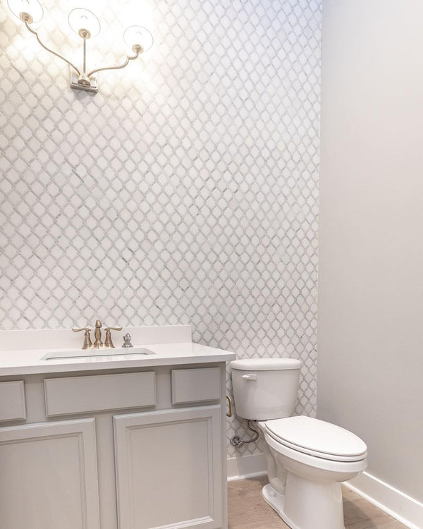 Blanco Absolute Argyle con mosaico de barra Bianco Carrara pulido