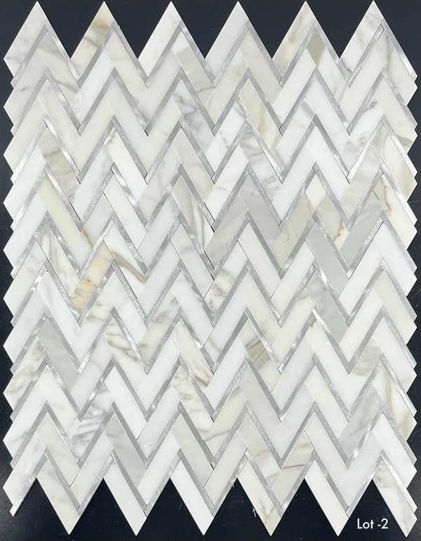 Calacatta Espiga Dorada con Mosaico de Aluminio Plata Pulido