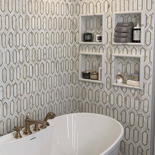 Calacatta Gold con mosaico de piquete de aluminio dorado pulido