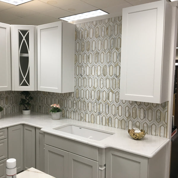 Calacatta Gold con mosaico de piquete de aluminio dorado pulido