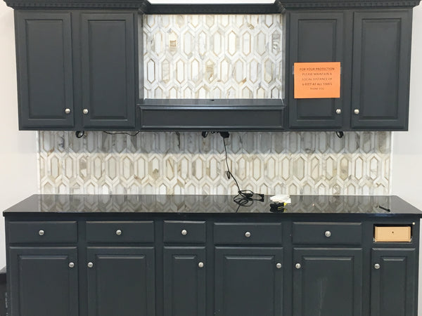 Calacatta Gold con mosaico de piquete de aluminio dorado pulido