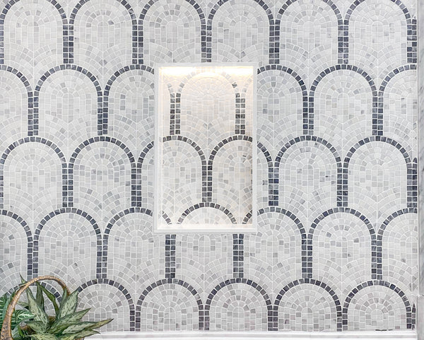 Mosaico blanco perla y Bardiglio Nuvolato Curvosa pulido