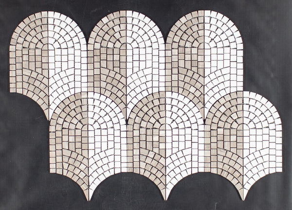 Mosaico de doble curvatura de dolomita y madera de playa pulido