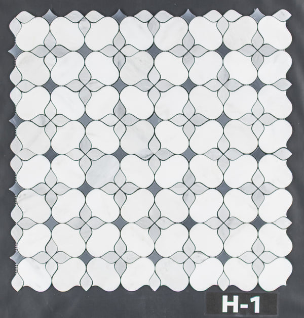 Silueta blanca perla con mosaico gris místico y Bardiglio Nuvolato pulido