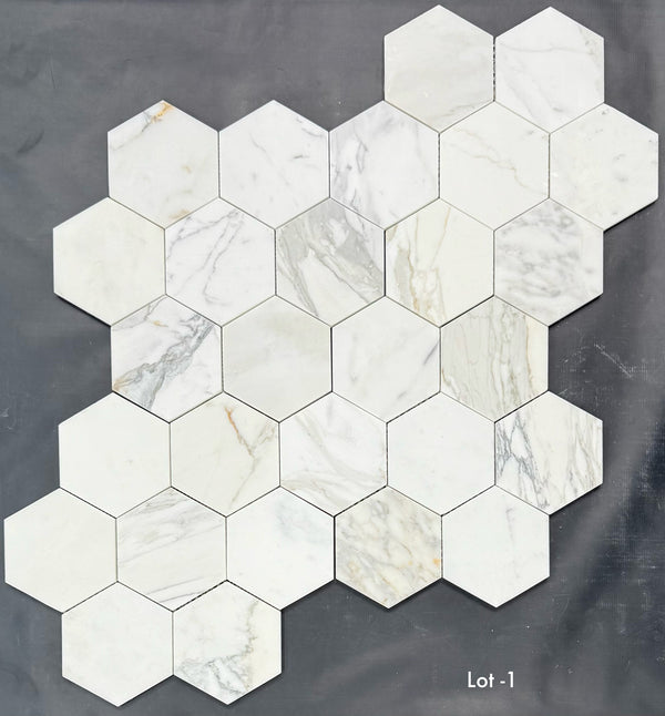 Mosaico hexagonal Calacatta Gold de 5" pulido