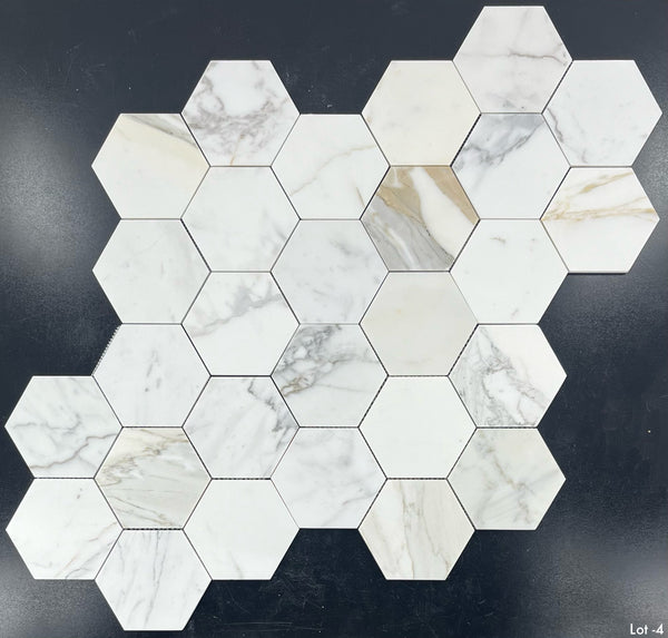 Mosaico hexagonal Calacatta Gold de 5" pulido