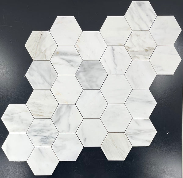 Mosaico hexagonal Calacatta Gold de 5" pulido