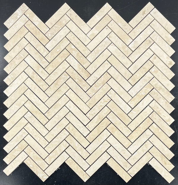 Travertino marfil claro de corte cruzado, mosaico en espiga de 1" x 4", pulido y relleno