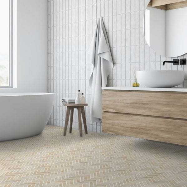 Travertino marfil claro de corte cruzado, mosaico en espiga de 1" x 4", pulido y relleno