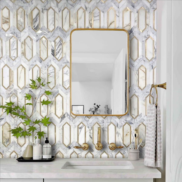 Calacatta Gold con mosaico de piquete de aluminio dorado pulido
