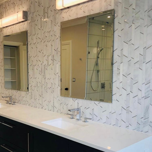 Tira aleatoria blanca perla con mosaico de aluminio plateado pulido