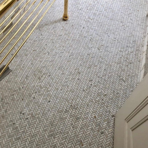 Mosaico de microespiga de oro Calacatta pulido