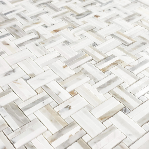 Calacatta Gold Tri-Weave con mosaico Calacatta Gold Dot de 3/8" pulido
