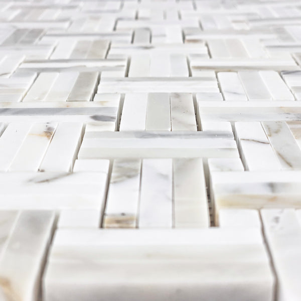 Calacatta Gold Tri-Weave con mosaico Calacatta Gold Dot de 3/8" pulido