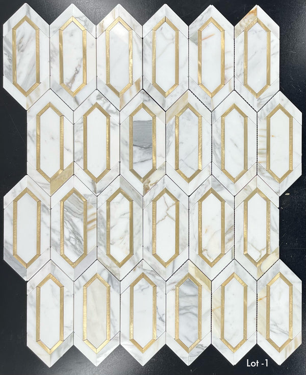 Calacatta Gold con mosaico de piquete de aluminio dorado pulido