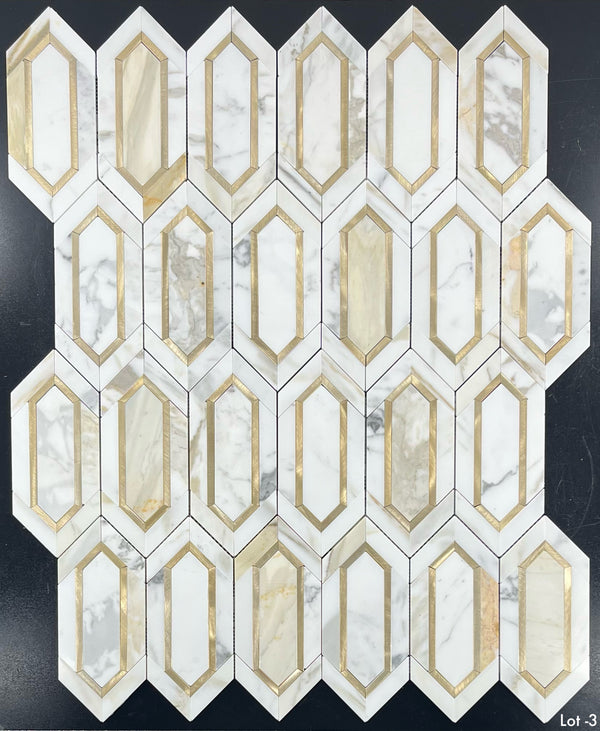 Calacatta Gold con mosaico de piquete de aluminio dorado pulido