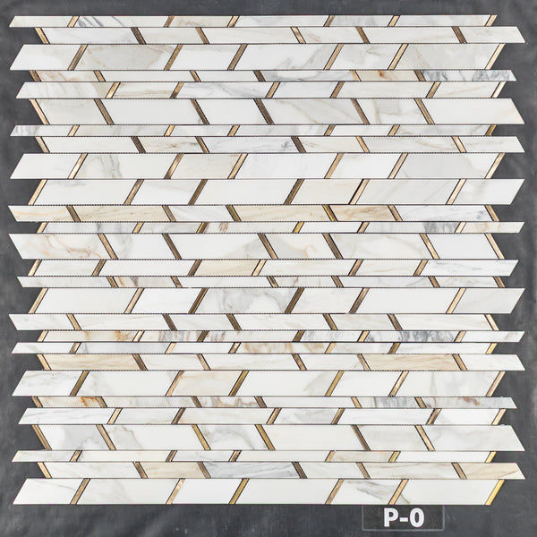 Tira aleatoria Calacatta Gold con mosaico de aluminio dorado pulido
