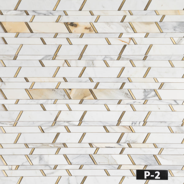 Tira aleatoria Calacatta Gold con mosaico de aluminio dorado pulido