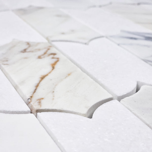 Mosaico Calacatta dorado y blanco Thassos Regalia pulido