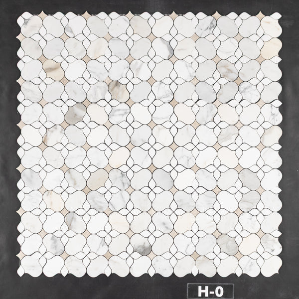 Silueta de Calacatta Gold con Thassos blanco y mosaico de Crema Marfil pulido
