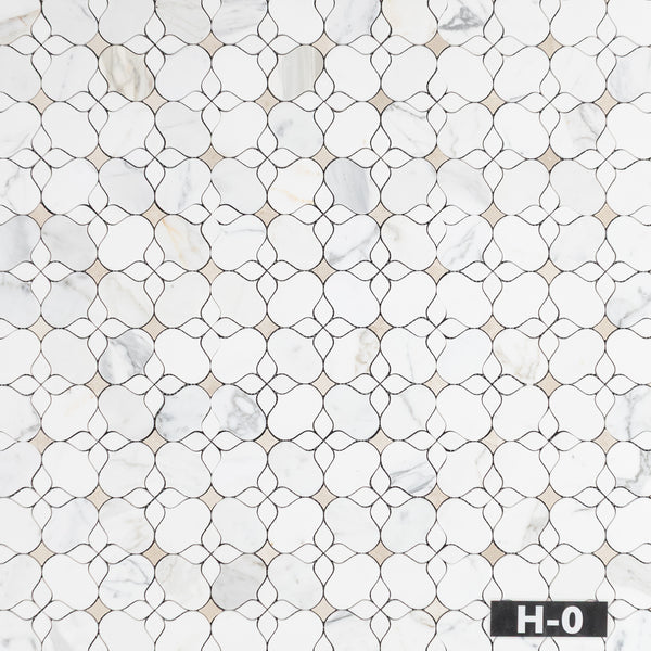 Silueta de Calacatta Gold con Thassos blanco y mosaico de Crema Marfil pulido