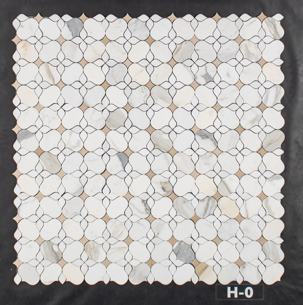 Silueta de Calacatta Gold con Thassos blanco y mosaico de Crema Marfil pulido