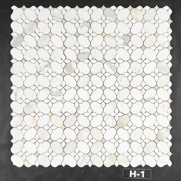 Silueta de Calacatta Gold con Thassos blanco y mosaico de Crema Marfil pulido