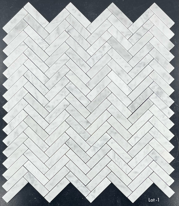 Bianco Carrara Mosaico en espiga de 1" x 4" pulido