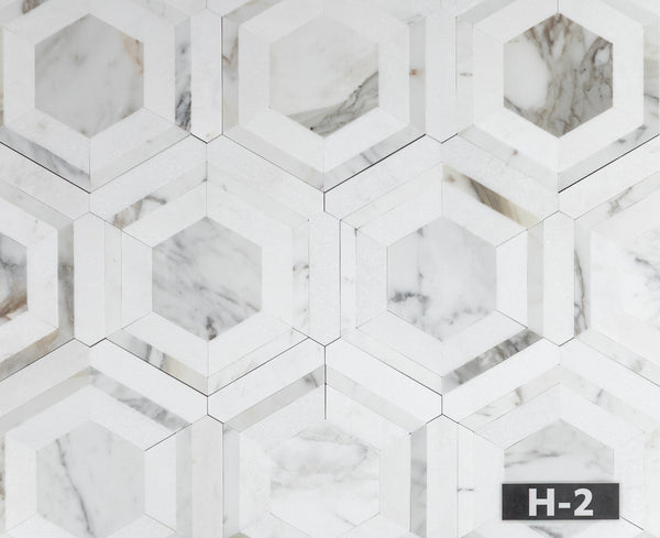 Panal Calacatta Gold con mosaico Thassos blanco pulido