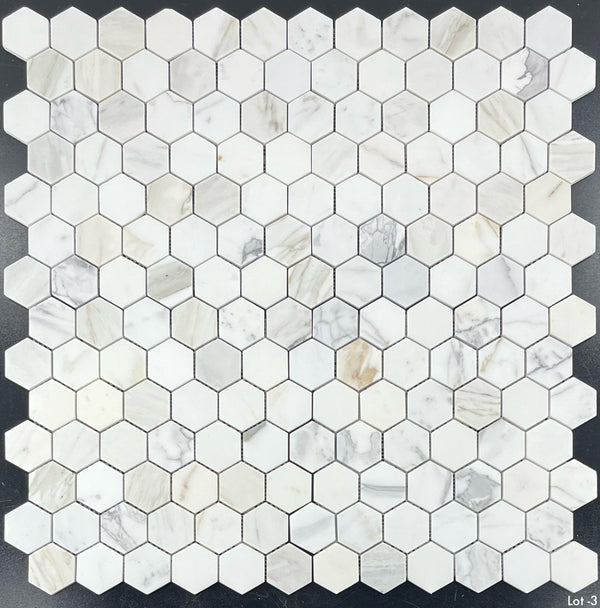 Mosaico hexagonal Calacatta Gold de 2" pulido