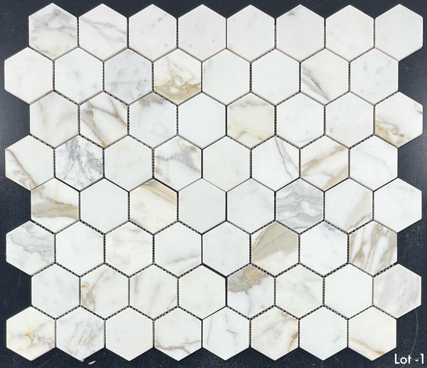 Mosaico hexagonal Calacatta Gold de 3" pulido