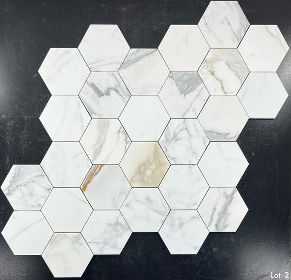 Mosaico hexagonal Calacatta Gold de 5" pulido