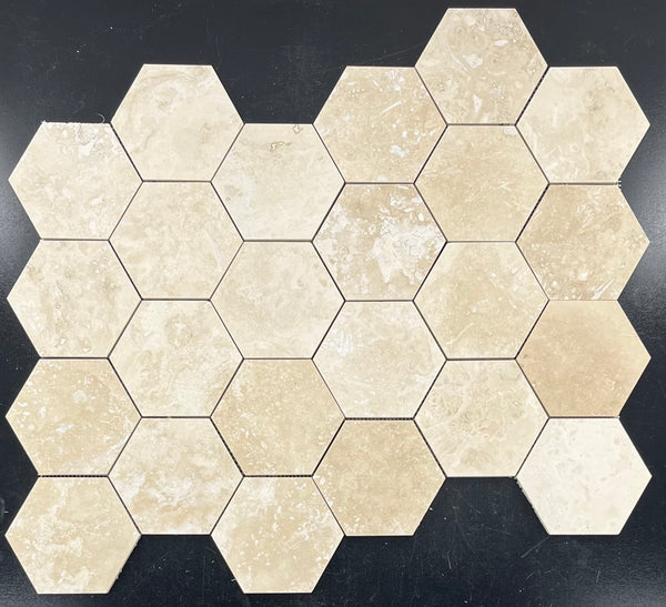 Mosaico hexagonal de travertino marfil claro de corte cruzado, pulido y relleno de 5"