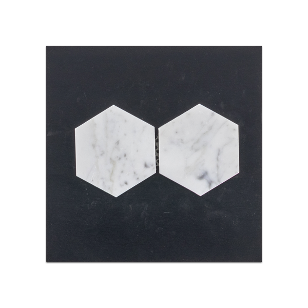 S94 - Tarjeta muestrario pulida con mosaico hexagonal Bianco Carrara de 3"