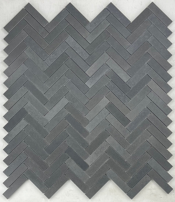 Mosaico de espiga de basalto gris de 1" x 4" pulido