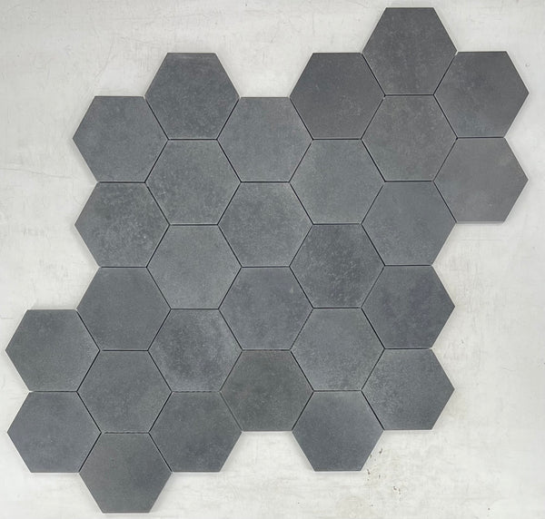 Mosaico hexagonal de basalto gris de 5" pulido