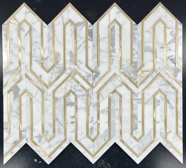 Calacatta Serpentina Dorada con Mosaico de Aluminio Dorado Pulido