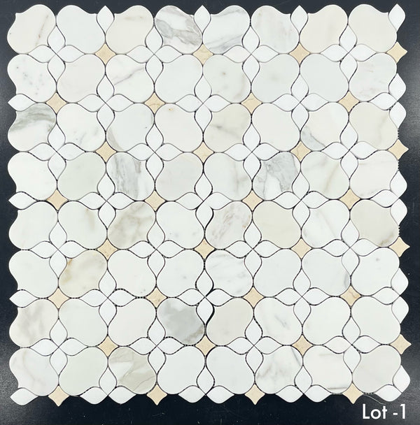 Silueta de Calacatta Gold con Thassos blanco y mosaico de Crema Marfil pulido