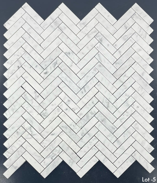 Bianco Carrara Mosaico en espiga de 1" x 4" pulido