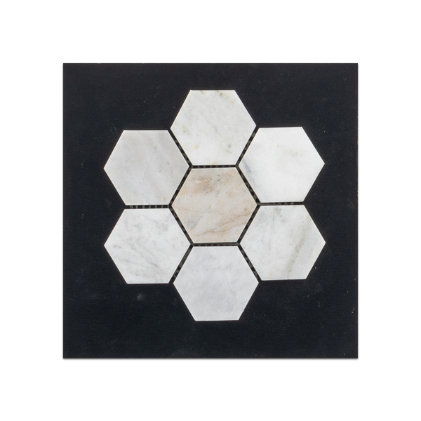 S96 - Tarjeta muestrario pulida con mosaico hexagonal Bianco Oro de 2"